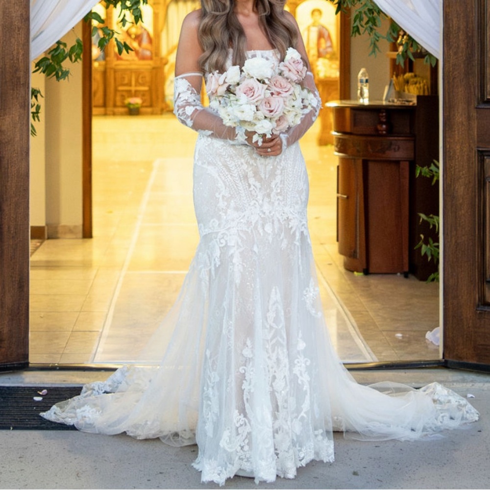 Elegant Lace Wedding Dress with Floral Details
